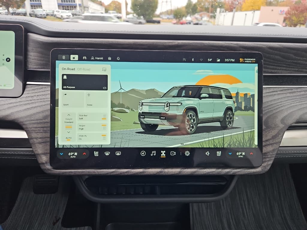 2026 Rivian R1S view 9