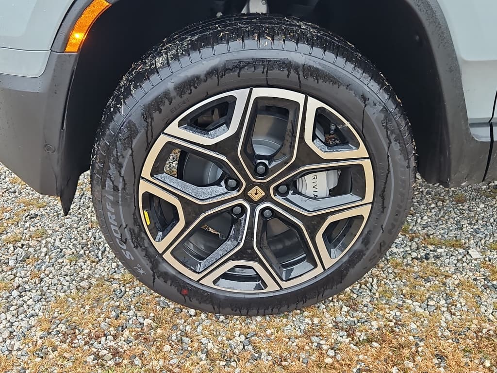 2026 Rivian R1S view 28