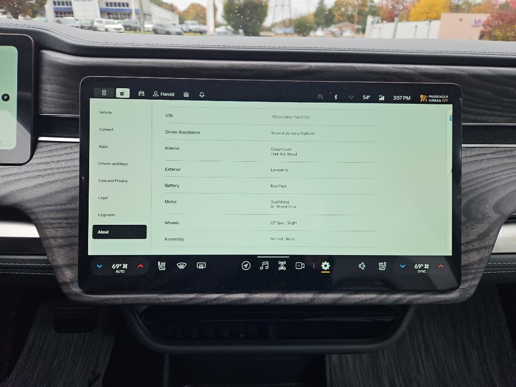 2026 Rivian R1S view 11