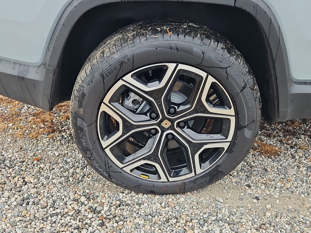 2026 Rivian R1S view 30