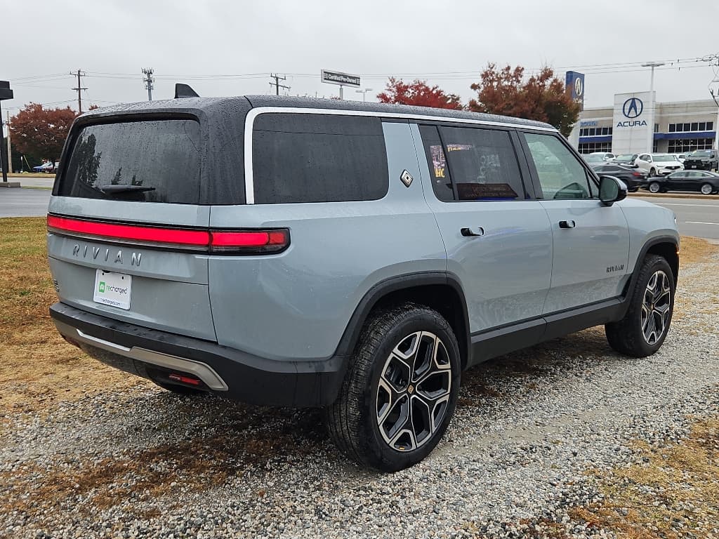 2026 Rivian R1S view 3
