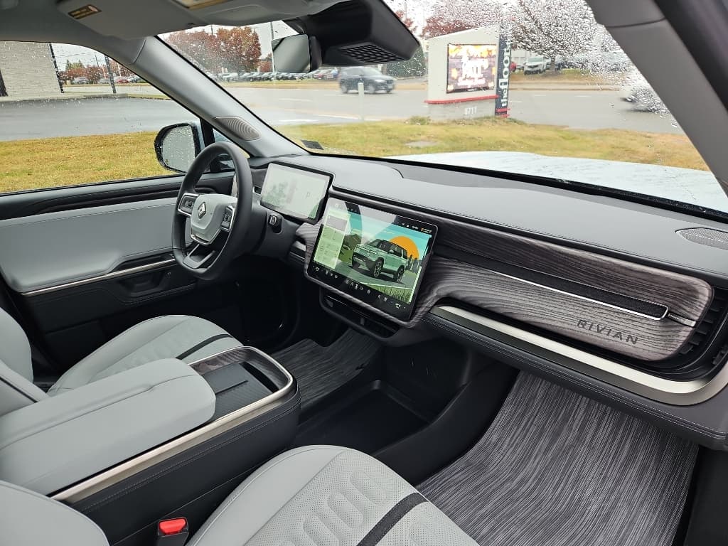 2026 Rivian R1S view 24