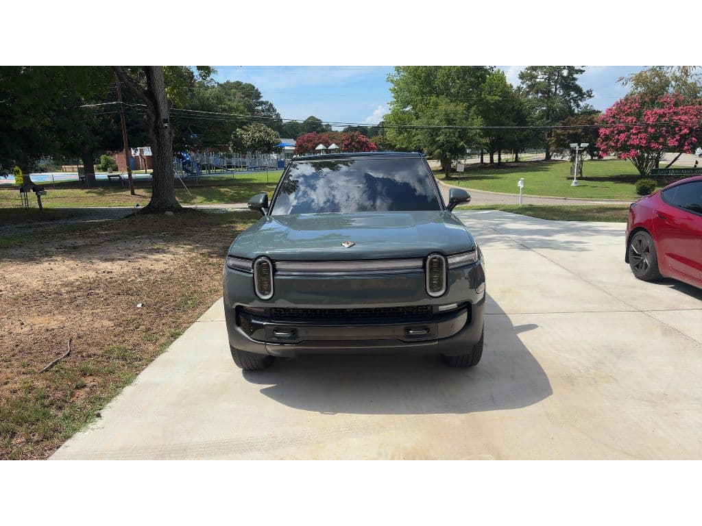 2026 Rivian R1S view 3