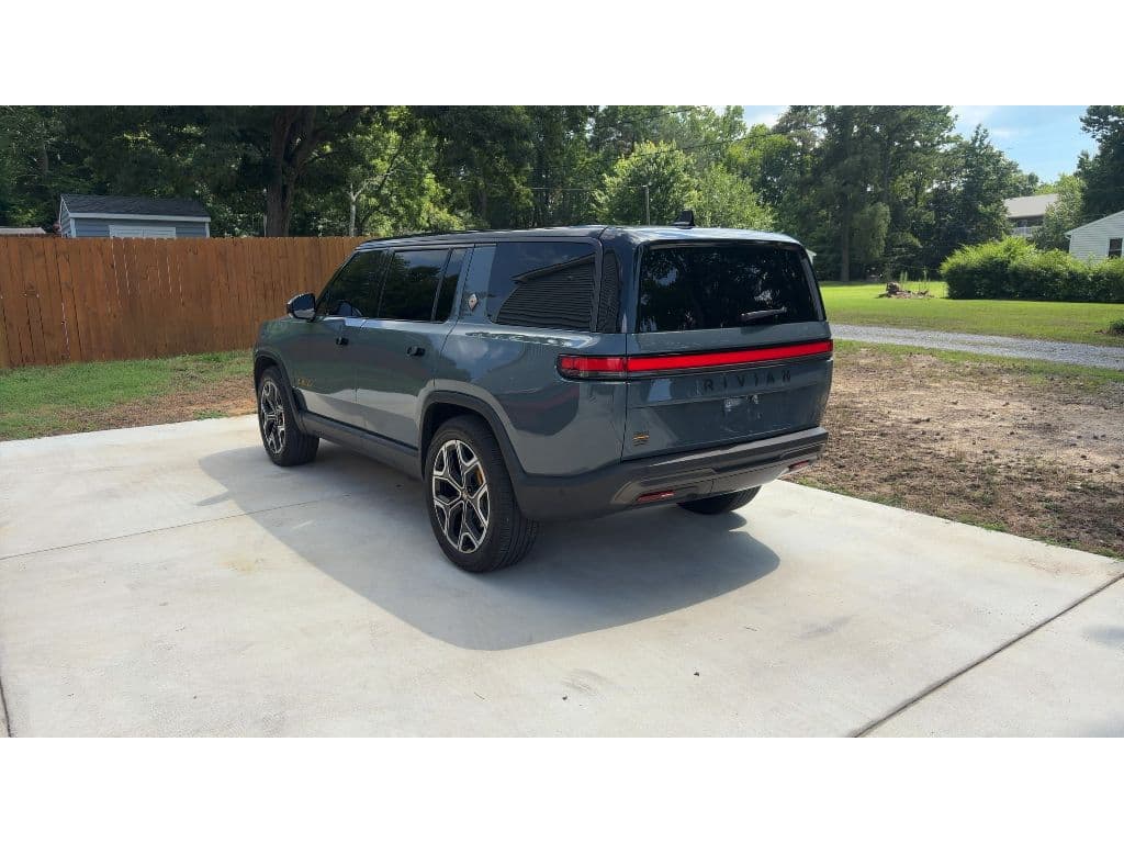 2026 Rivian R1S view 4