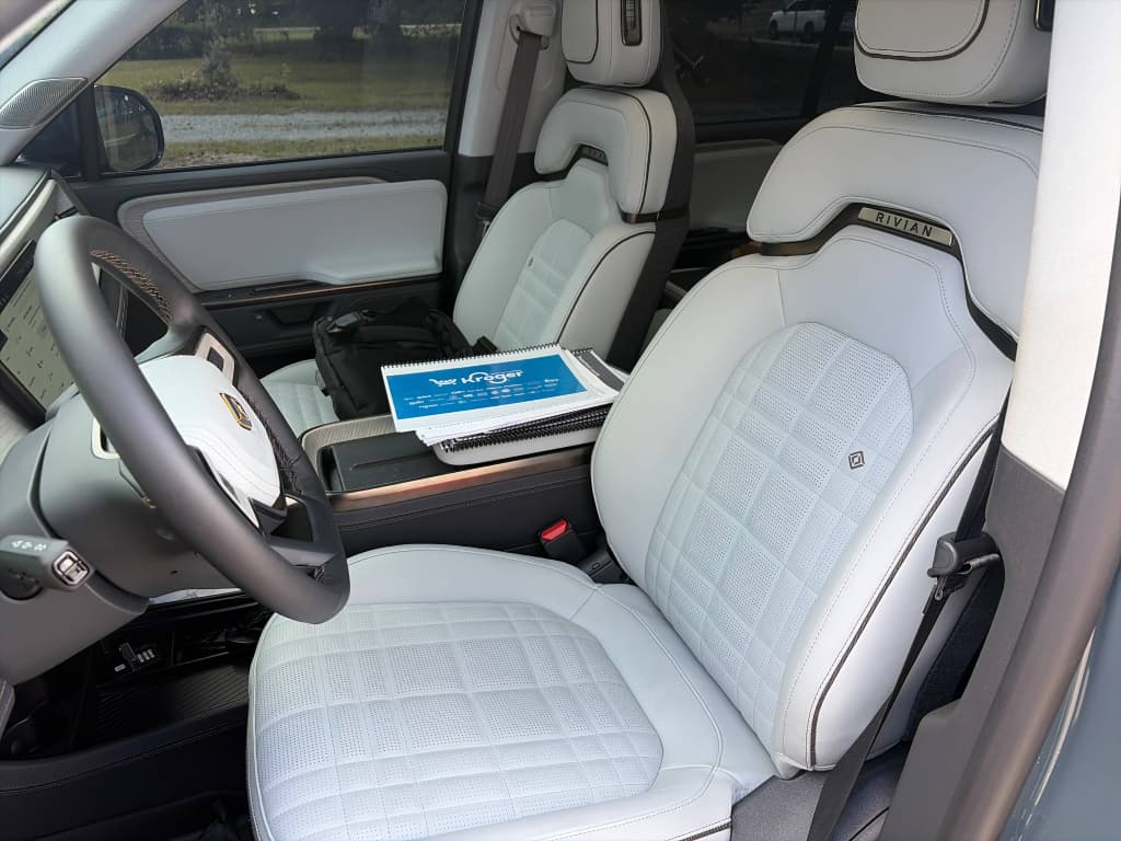 2026 Rivian R1S view 7
