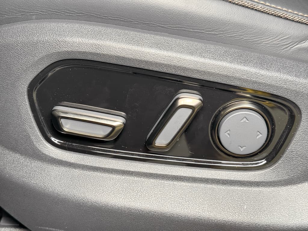 2026 Rivian R1S view 6
