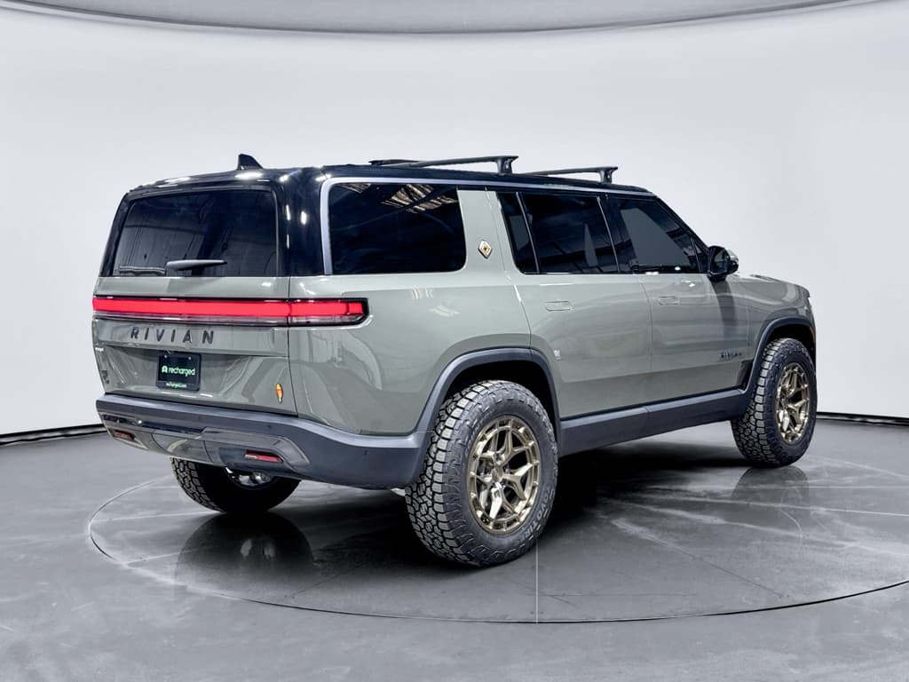 2026 Rivian R1S view 3