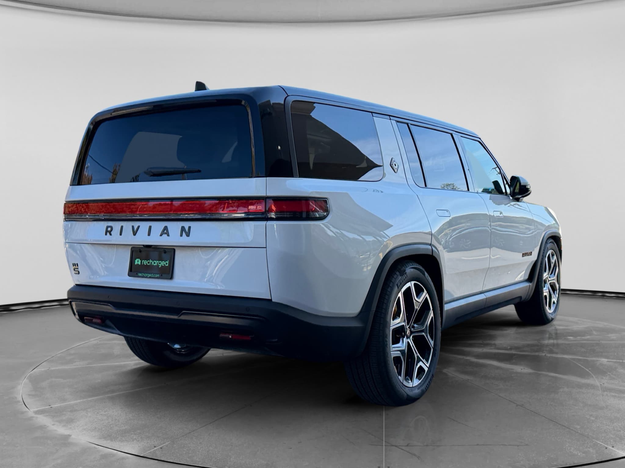2026 Rivian R1S view 3