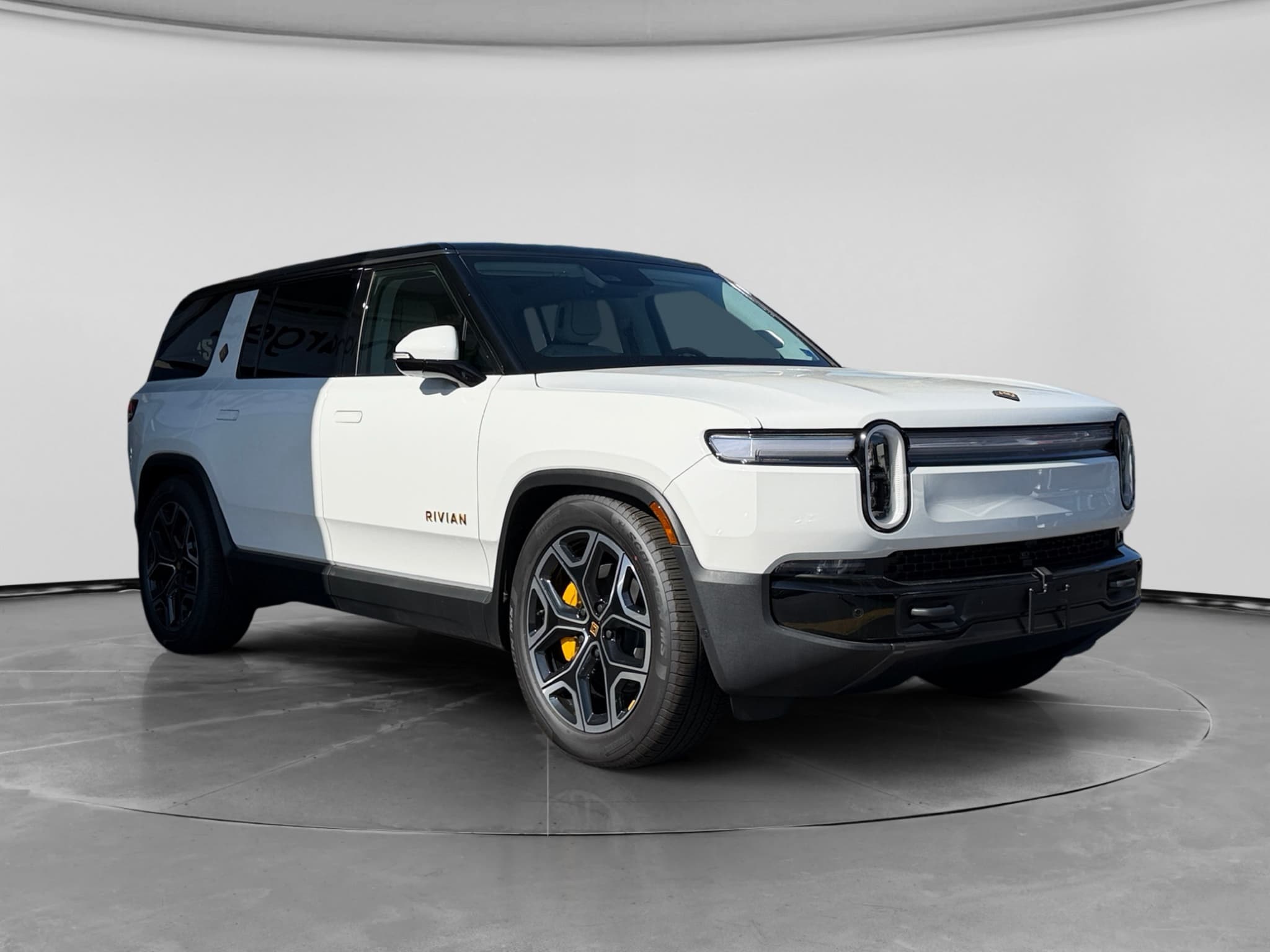 2026 Rivian R1S view 4