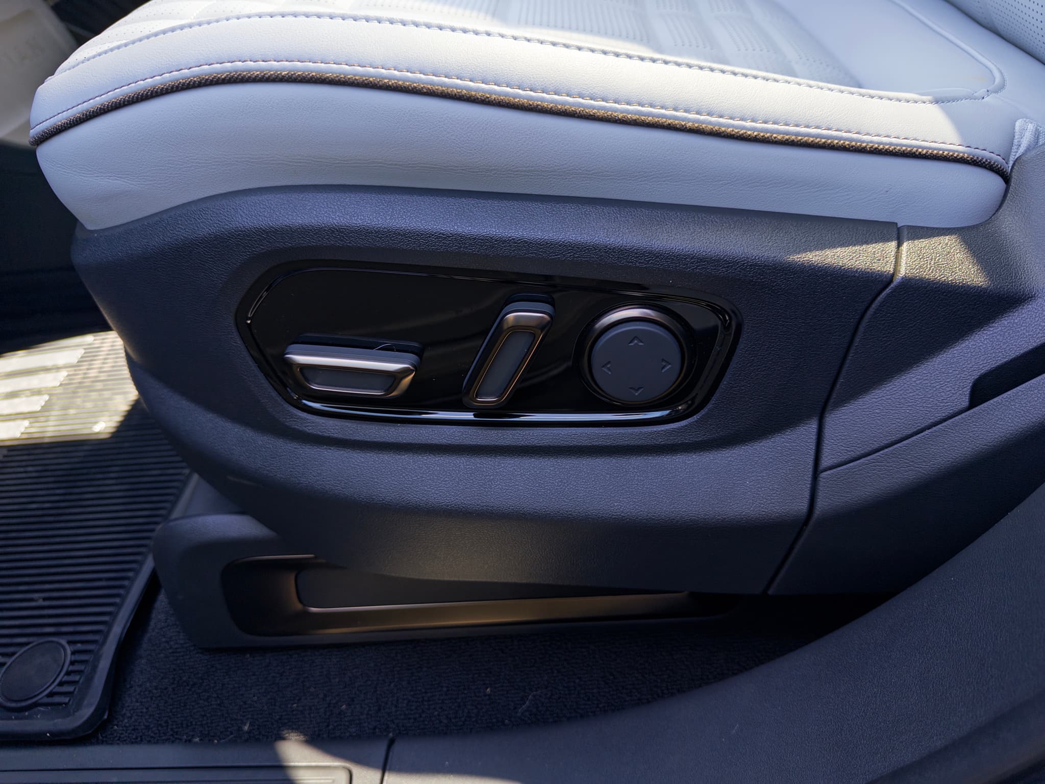 2026 Rivian R1S view 6