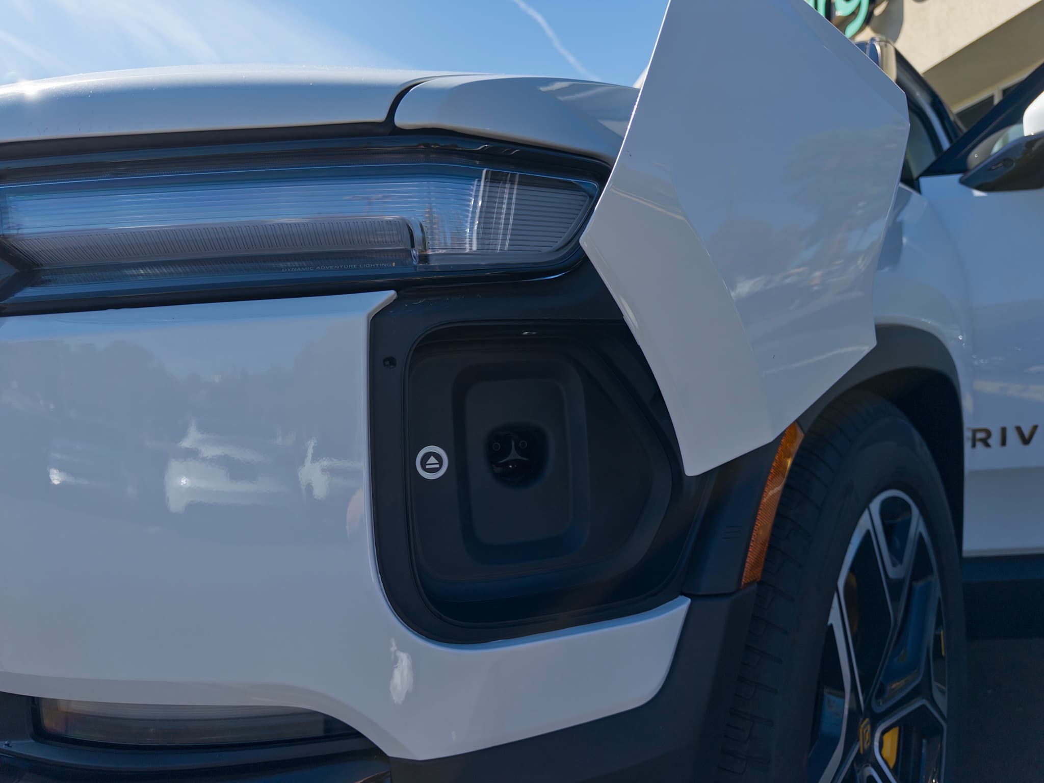 2026 Rivian R1S view 5