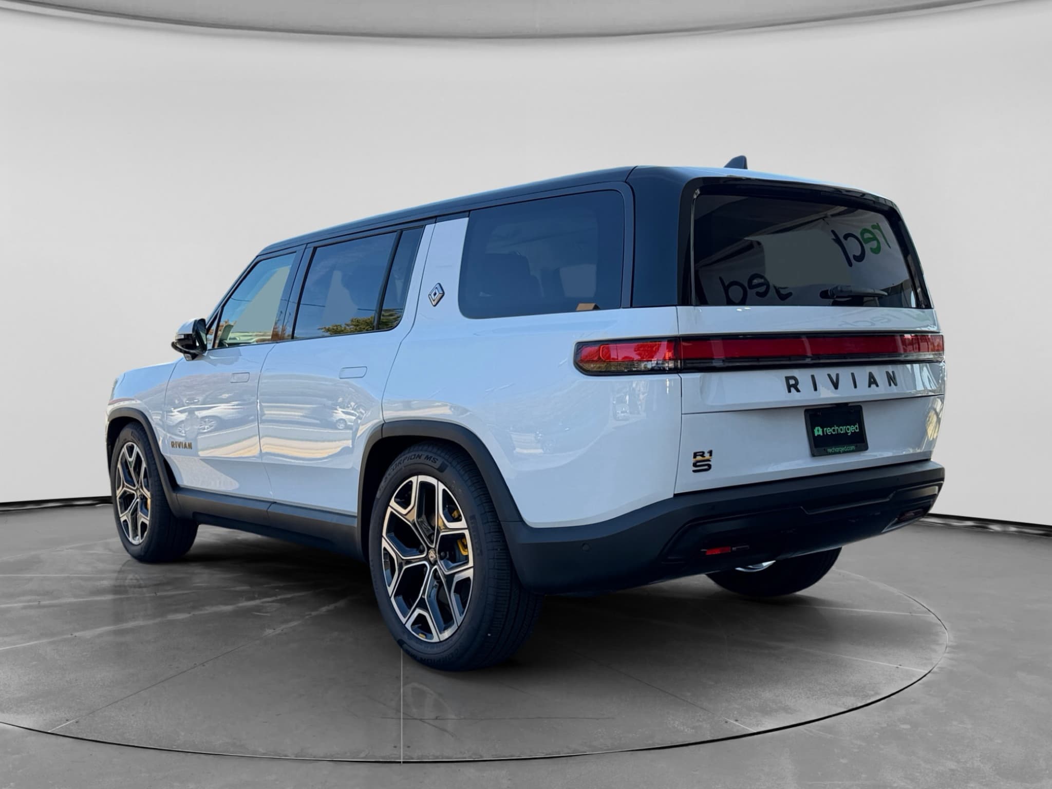 2026 Rivian R1S view 2