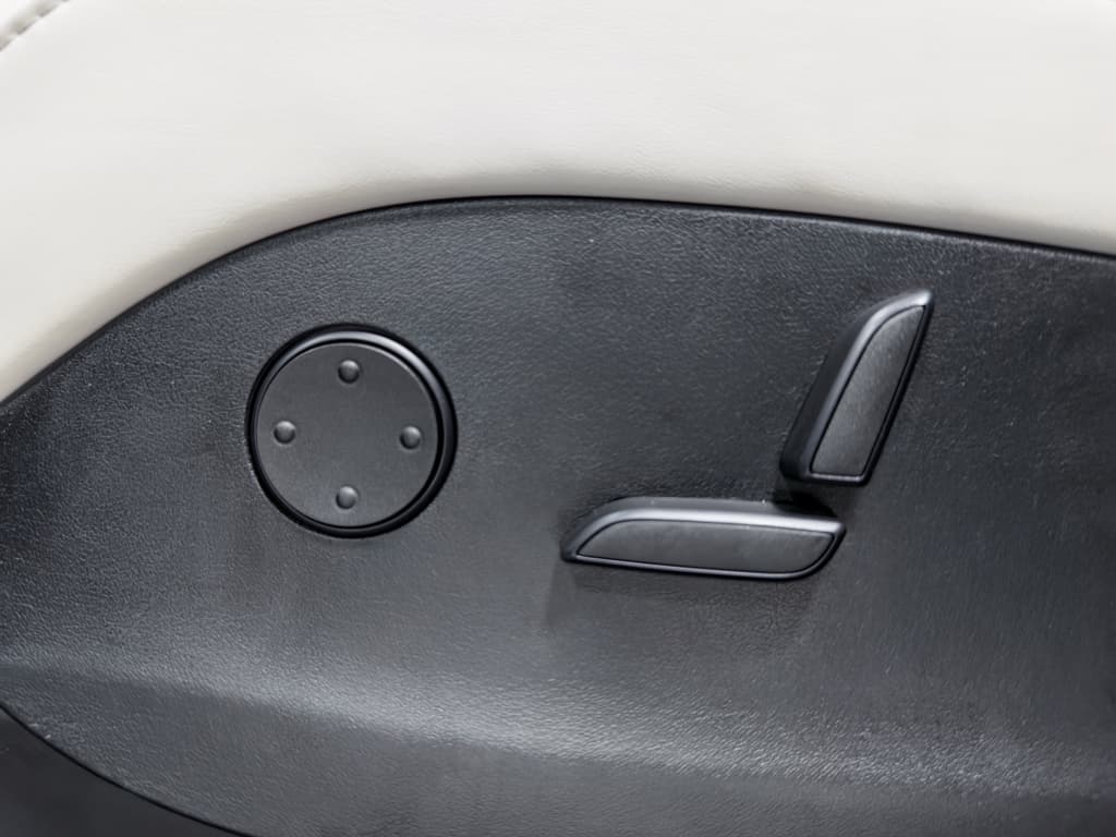 2018 Tesla Model X view 7