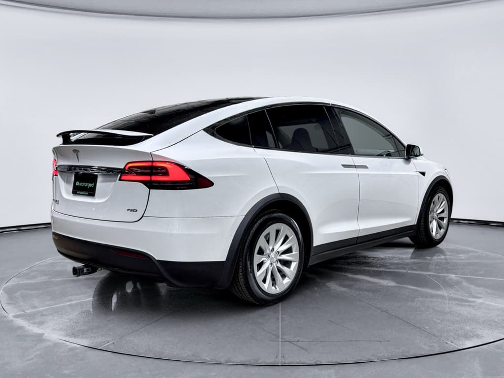 2018 Tesla Model X view 3