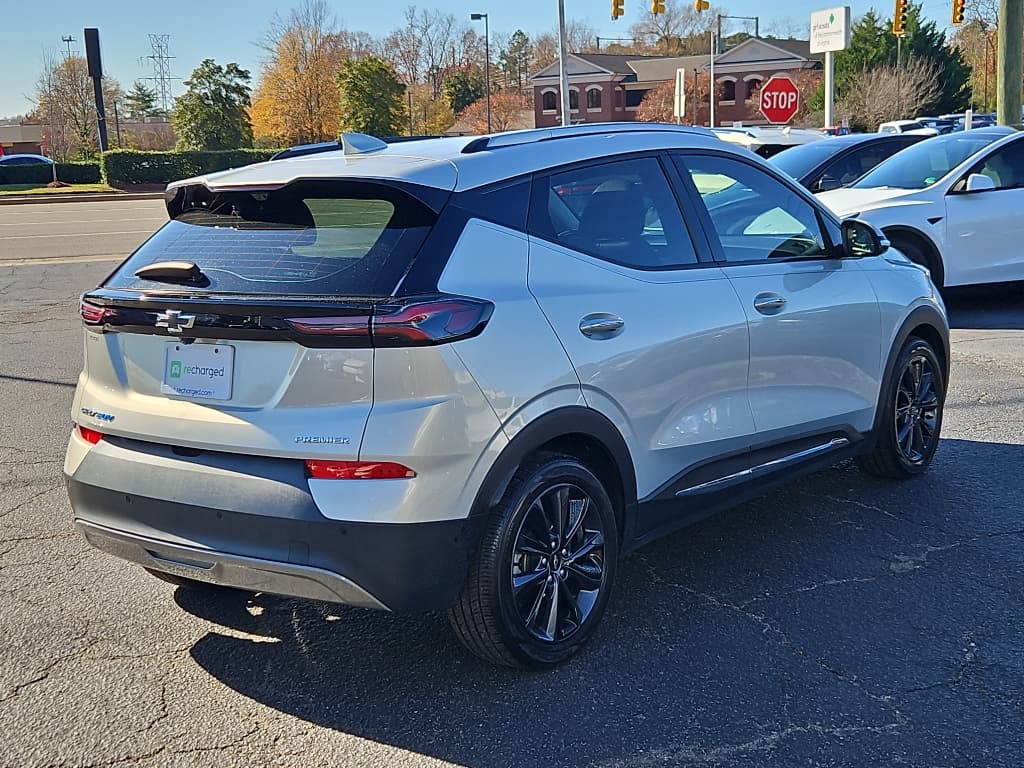 2022 Chevrolet Bolt EUV view 3