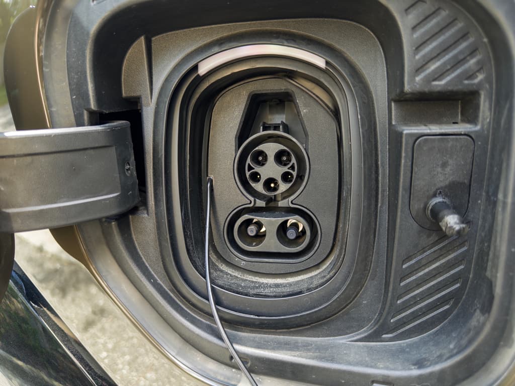 2024 GMC Hummer EV Pickup view 5