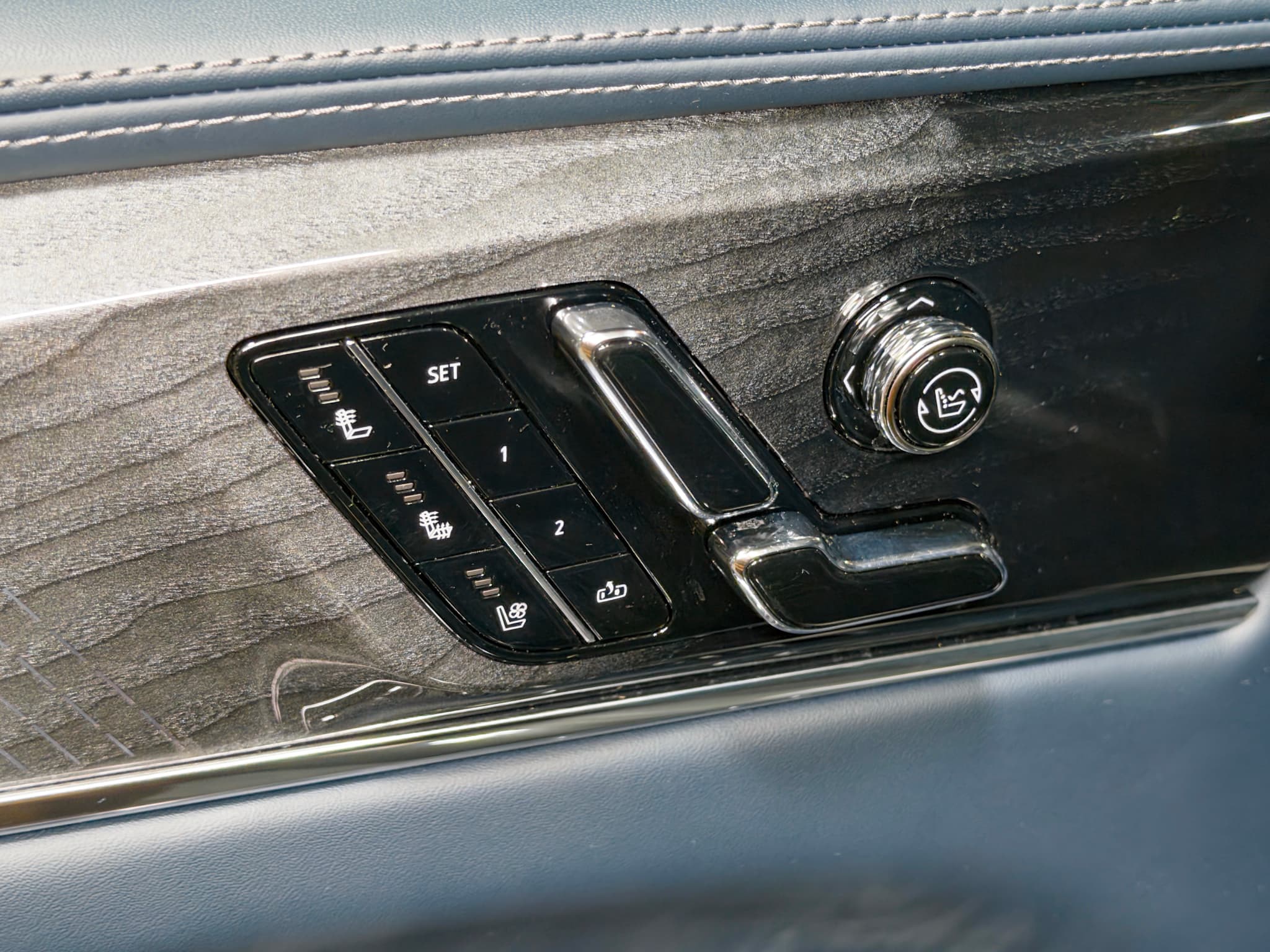 2025 Cadillac Escalade IQ view 7