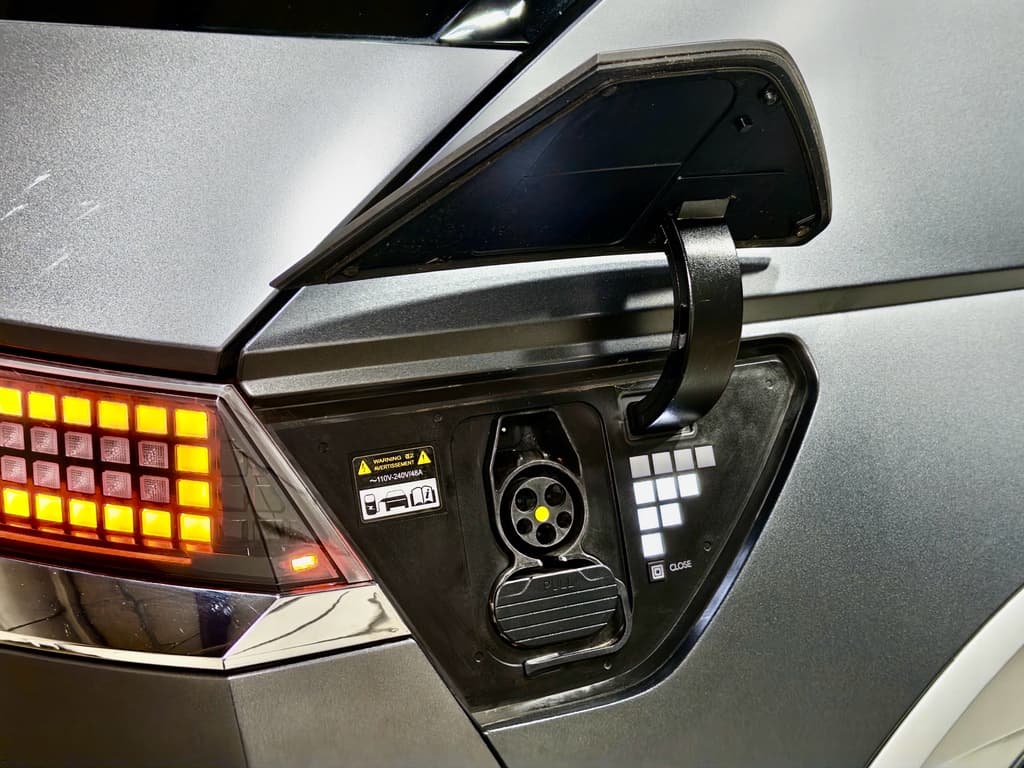 2022 Hyundai IONIQ 5 view 5