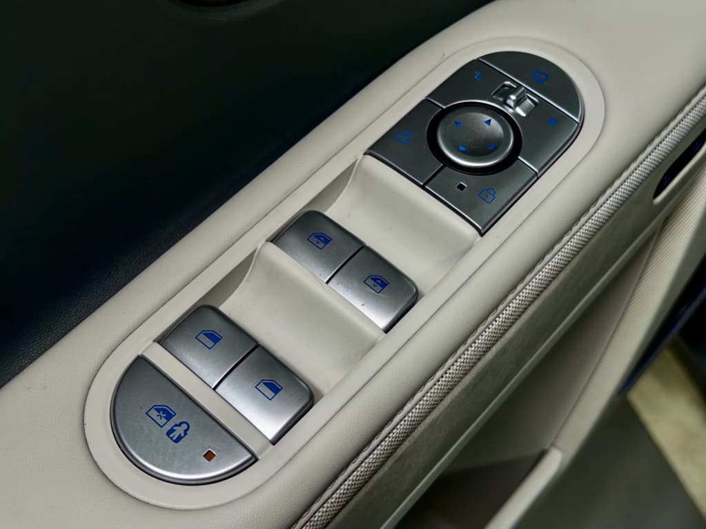 2022 Hyundai IONIQ 5 view 8