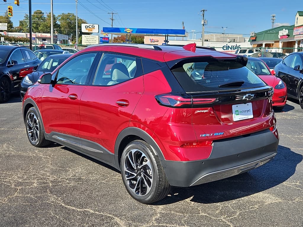 2022 Chevrolet Bolt EUV view 2