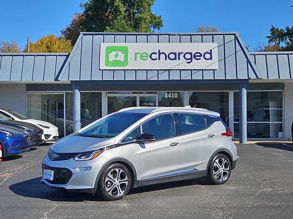 2021 Chevrolet Bolt EV view 1