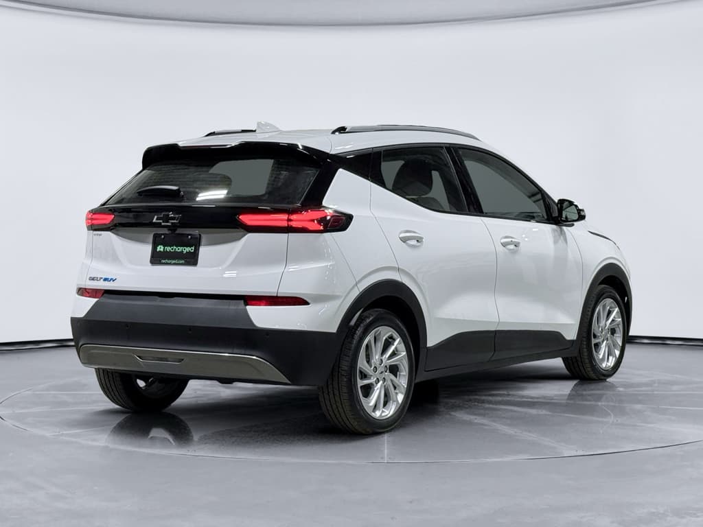 2023 Chevrolet Bolt EUV view 3