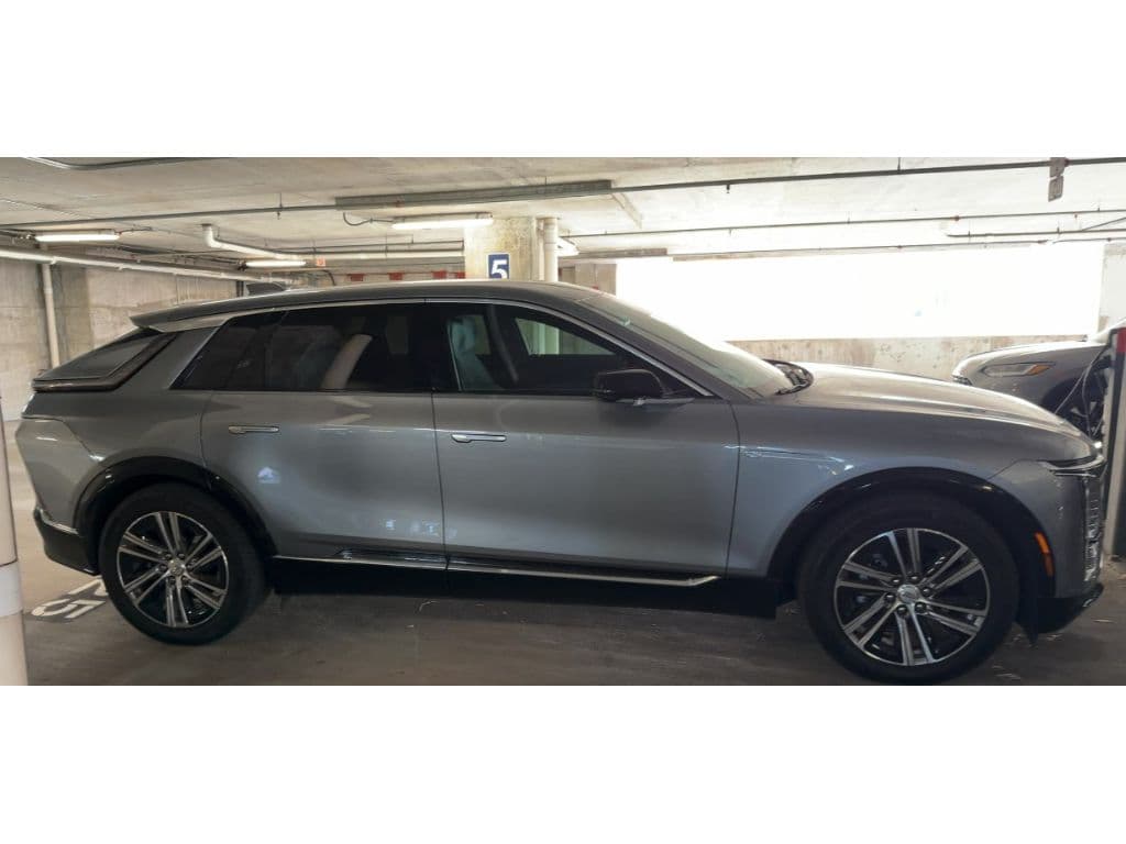 2024 Cadillac Lyriq view 3