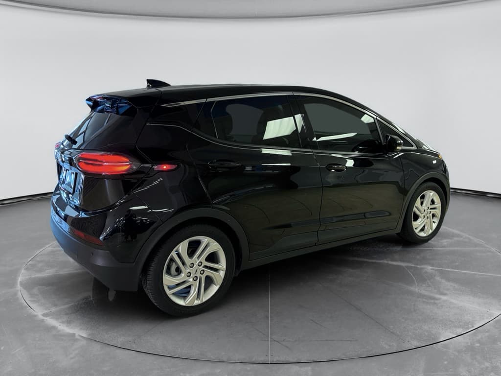 2022 Chevrolet Bolt EV view 4