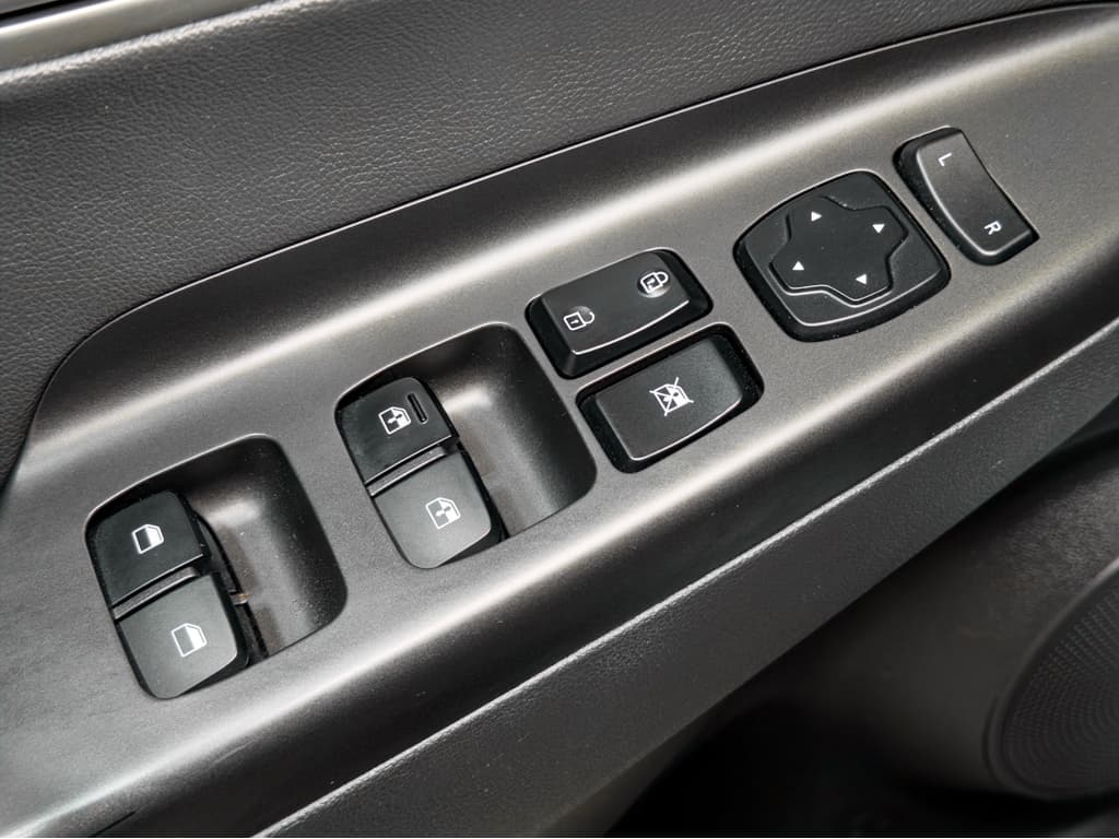 2021 Hyundai Kona EV view 7