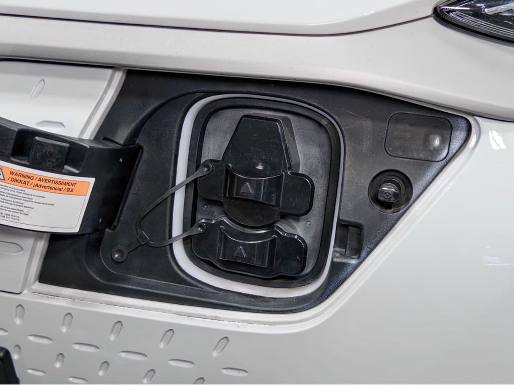 2021 Hyundai Kona EV view 5
