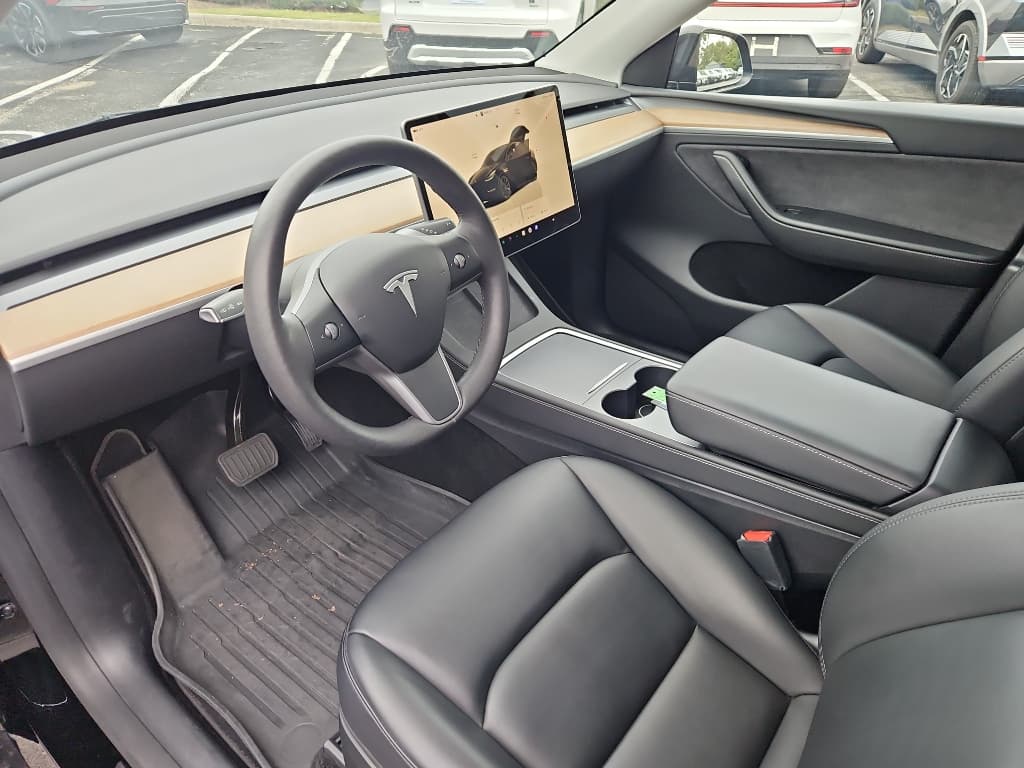 2023 Tesla Model Y view 6