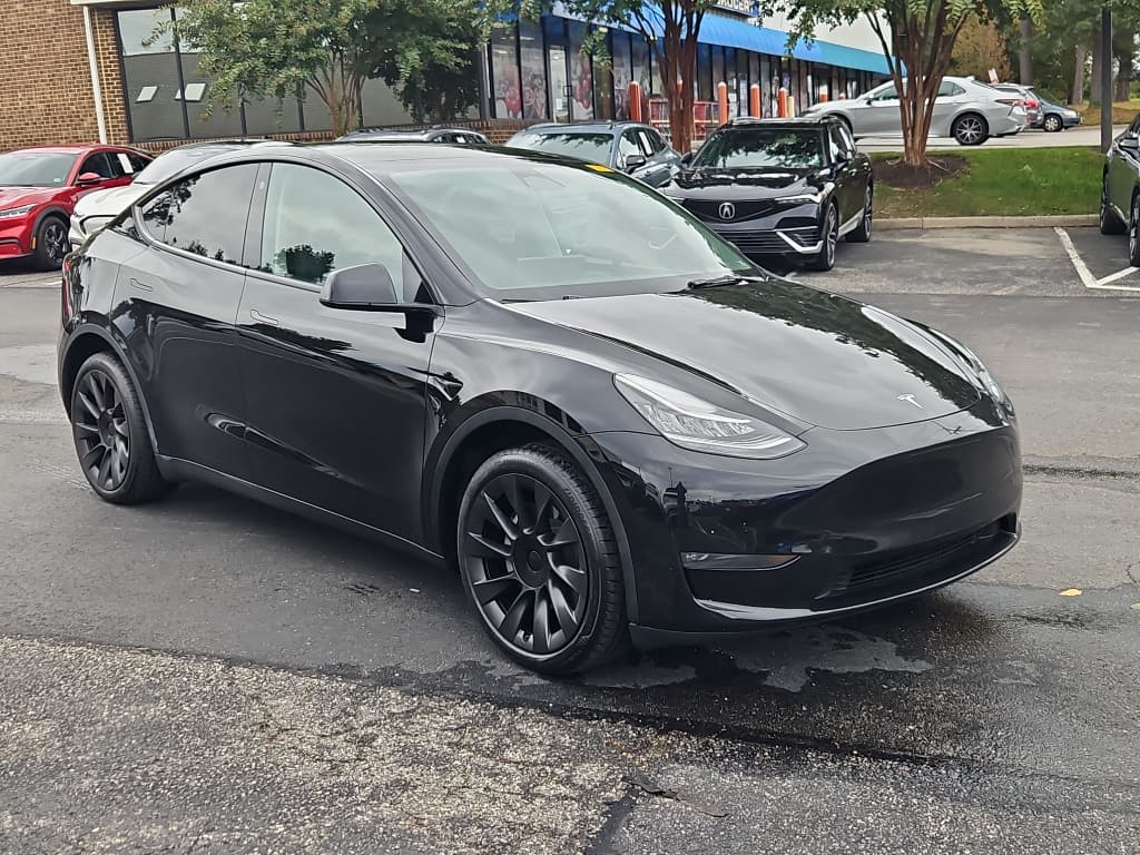 2023 Tesla Model Y view 4