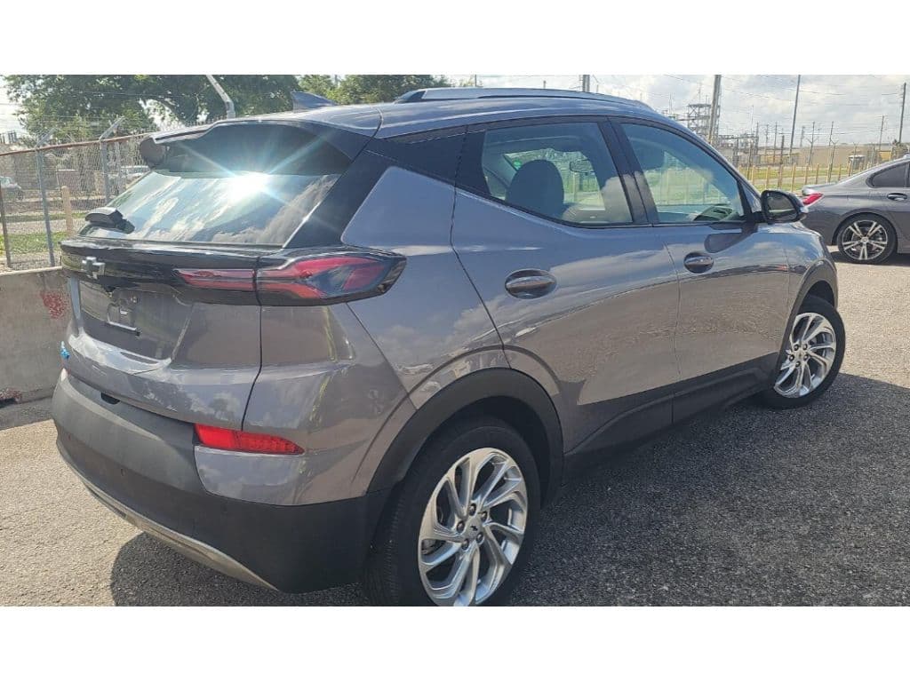 2023 Chevrolet Bolt EUV view 3
