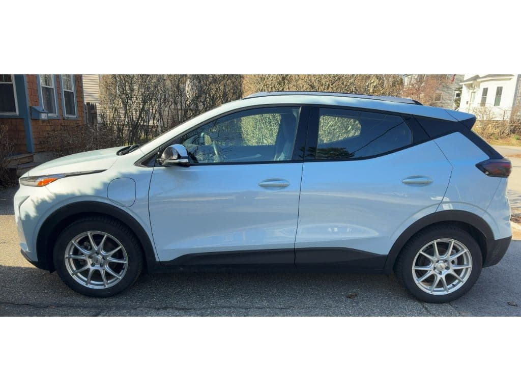 2022 Chevrolet Bolt EUV view 2