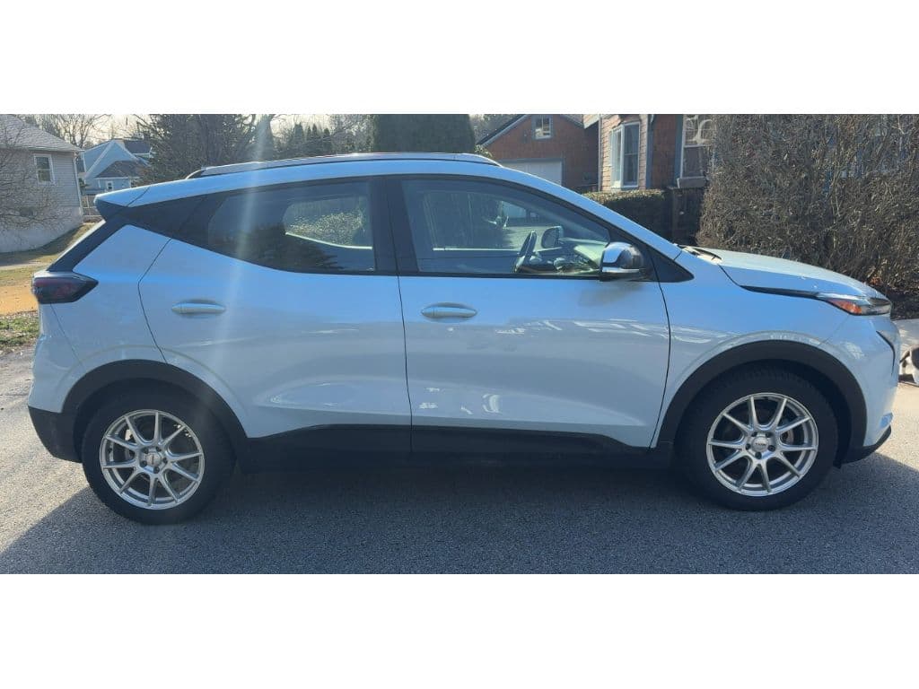 2022 Chevrolet Bolt EUV view 3