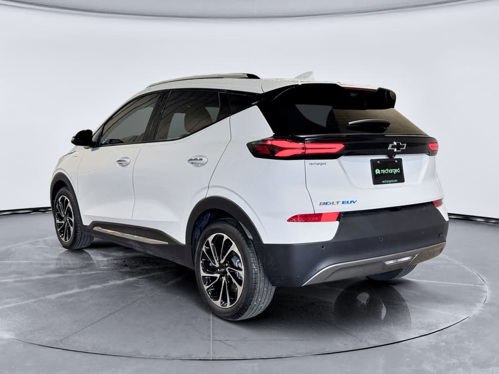 2022 Chevrolet Bolt EUV view 2