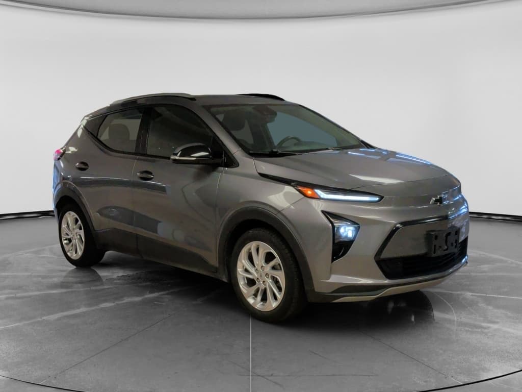 2023 Chevrolet Bolt EUV view 3