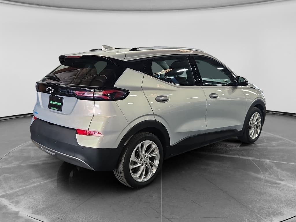 2023 Chevrolet Bolt EUV view 3