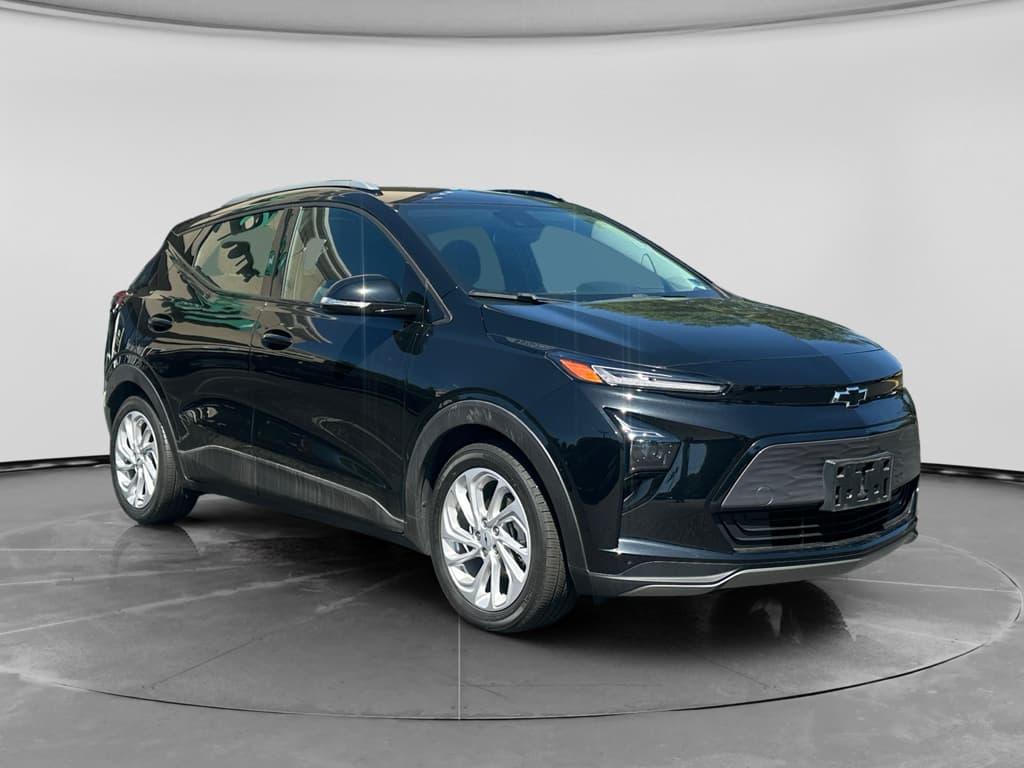 2023 Chevrolet Bolt EUV view 3