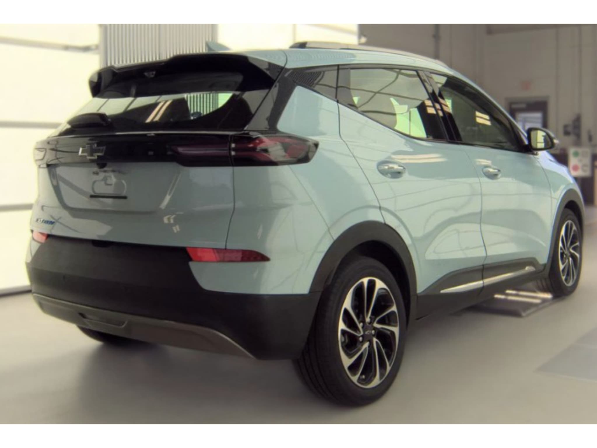 2022 Chevrolet Bolt EUV view 3