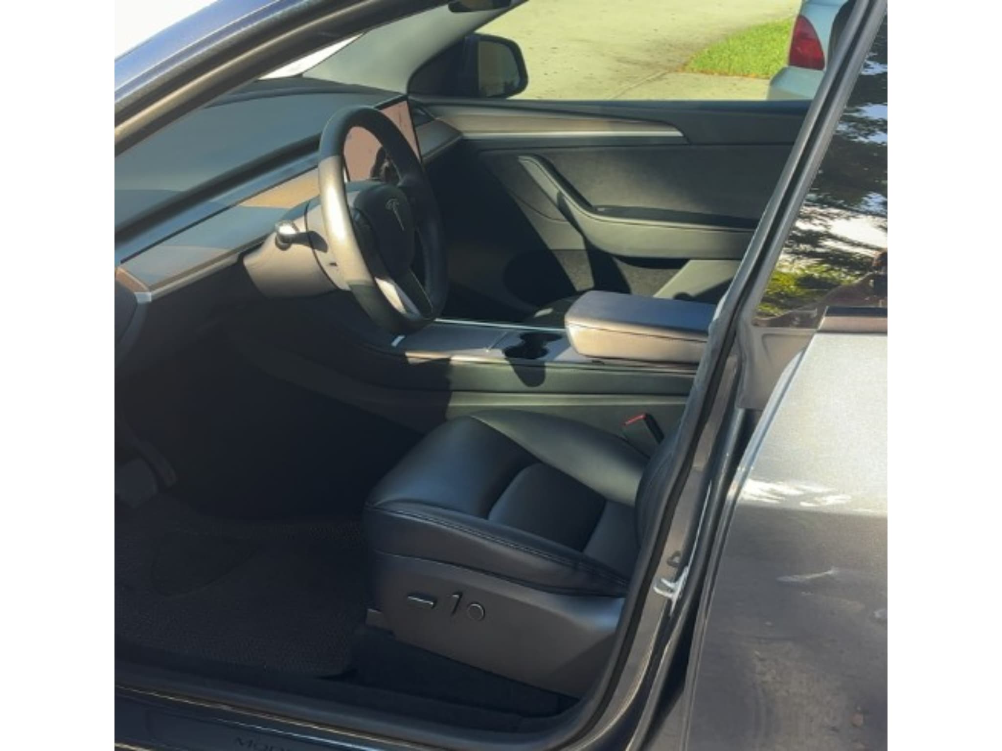 2023 Tesla Model Y view 5