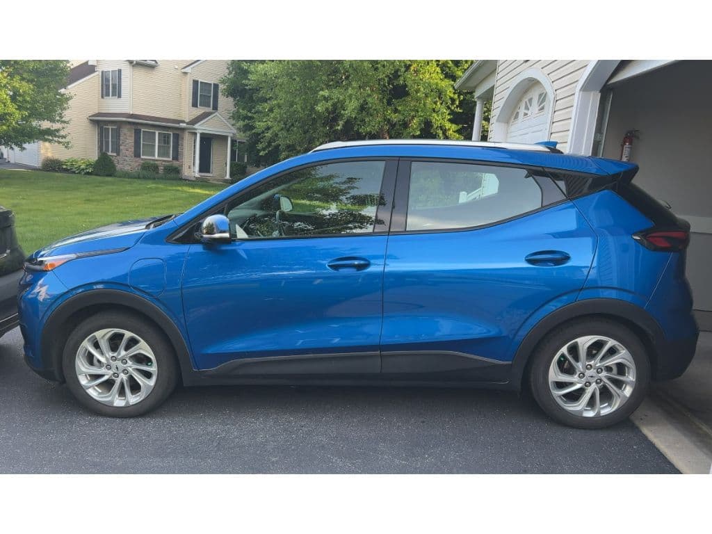 2023 Chevrolet Bolt EUV view 2