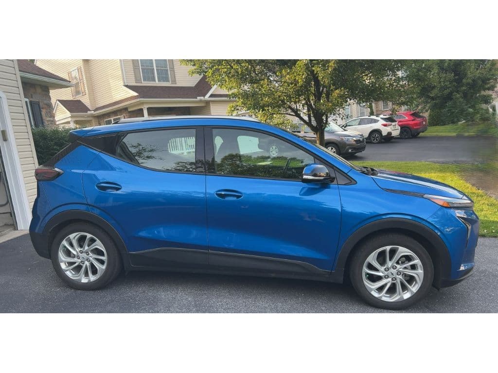 2023 Chevrolet Bolt EUV view 3