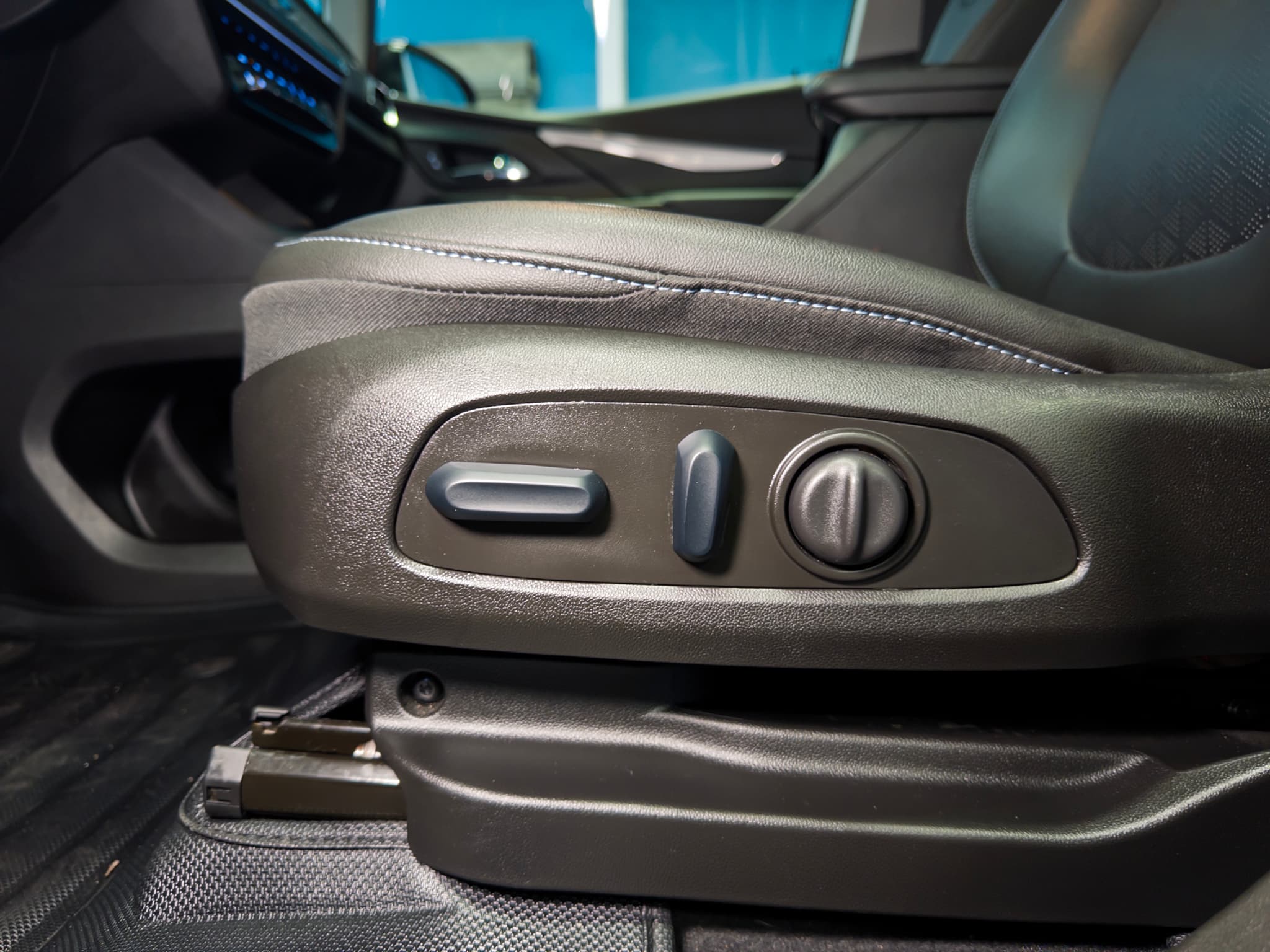 2023 Chevrolet Bolt EV view 7