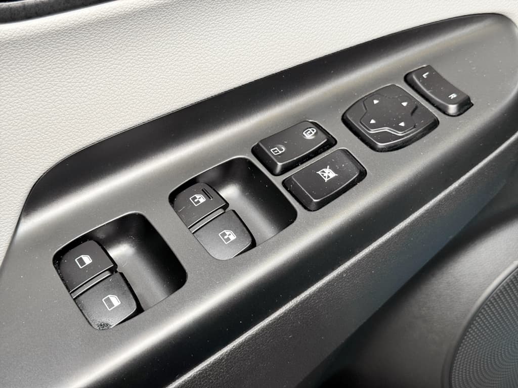 2022 Hyundai Kona EV view 7