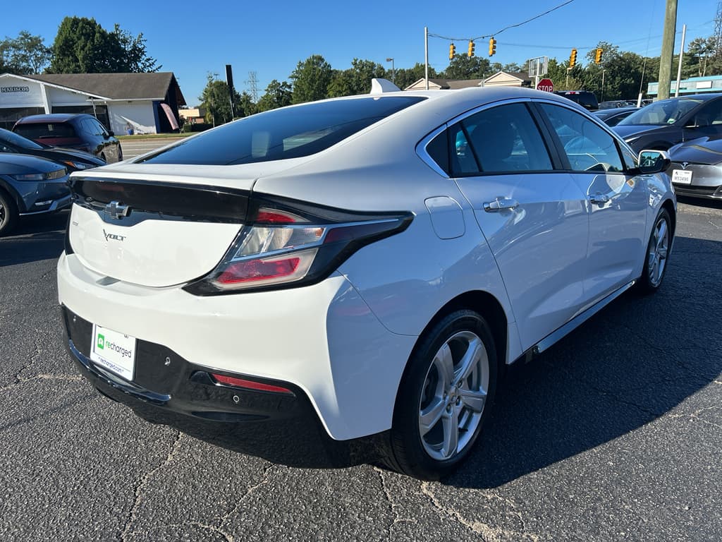 2018 Chevrolet Volt view 3