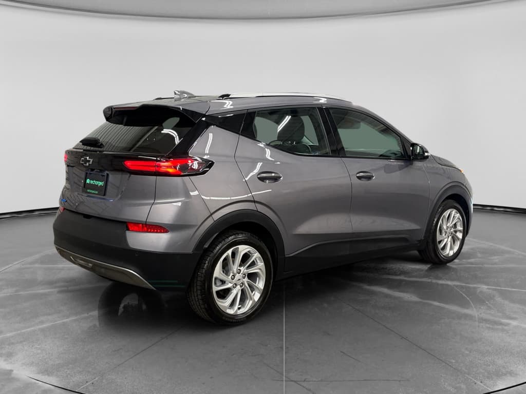 2023 Chevrolet Bolt EUV view 3