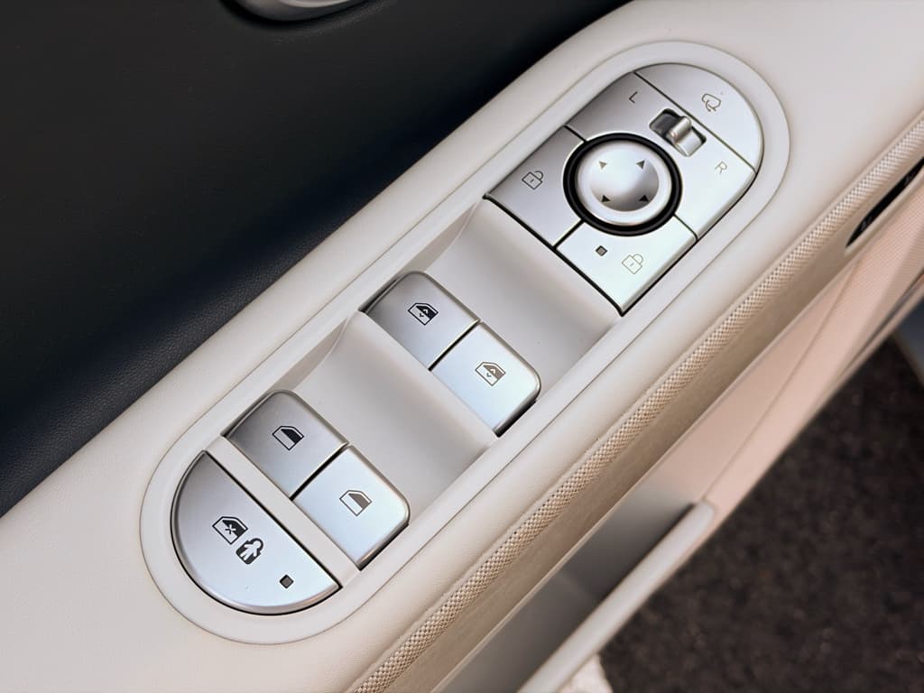 2023 Hyundai IONIQ 5 view 7