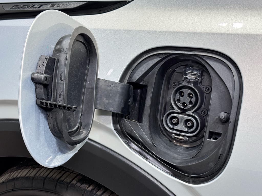 2023 Chevrolet Bolt EUV view 5