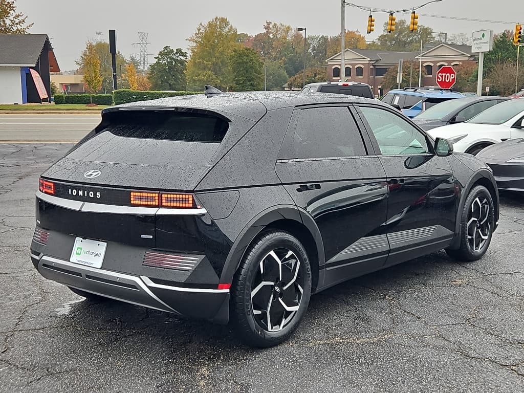 2023 Hyundai IONIQ 5 view 3
